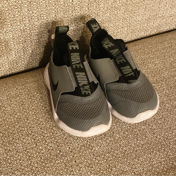Like New! Nike Flex Runner 2 Running Shoes - Toddler Size 4 - Picture 4 of 4